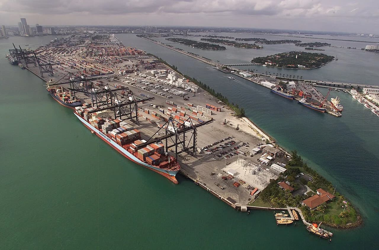 Vista aerea di container, banchine e navi nel porto di Miami.