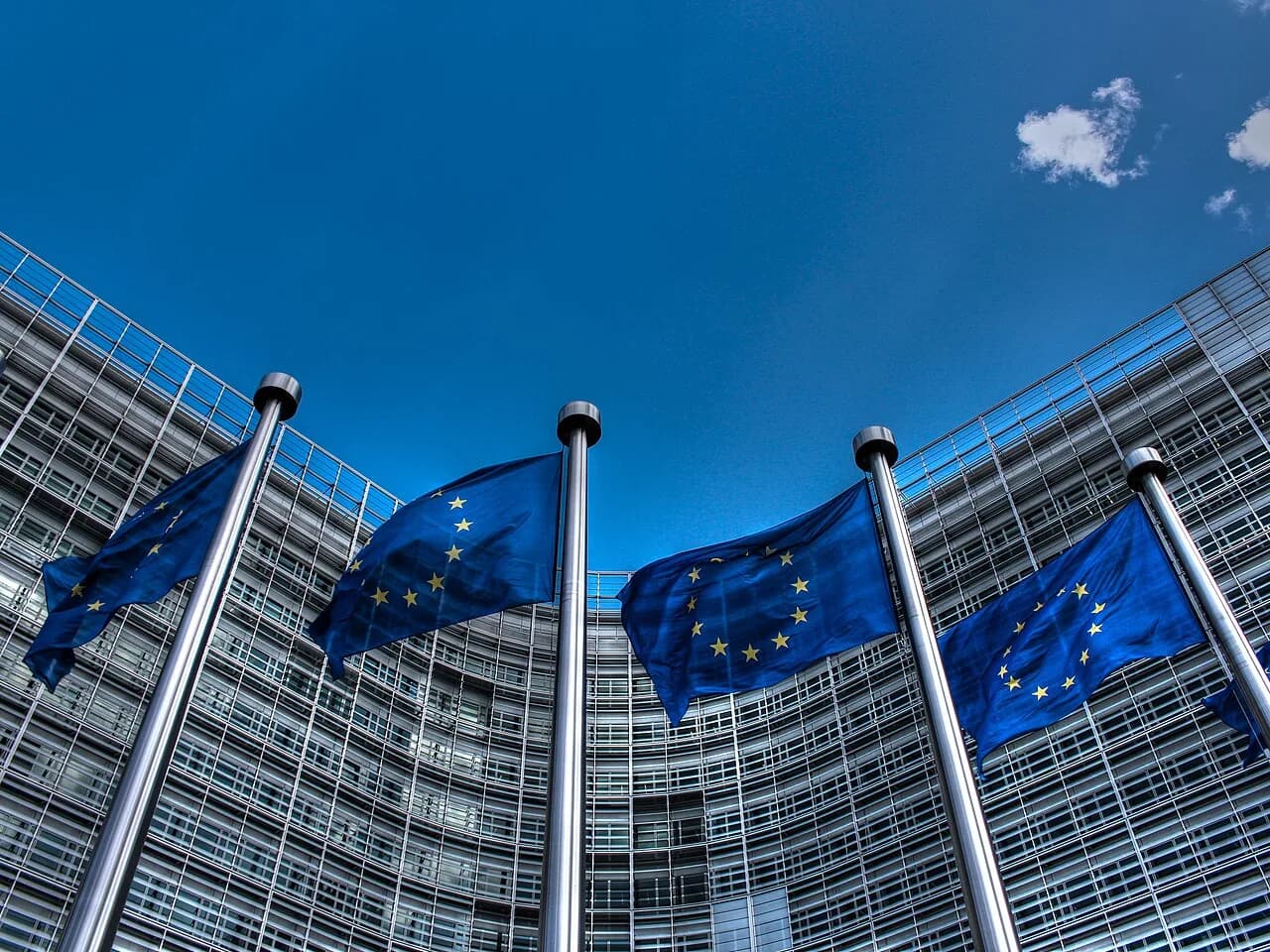Bandiere blu dell’Unione europea davanti a un edificio a Bruxelles.