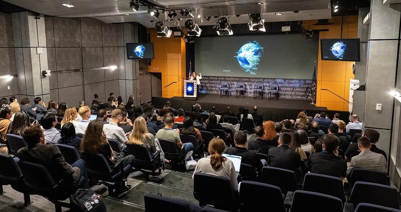 Partecipanti seduti a un incontro del NASA Space Apps Challenge.